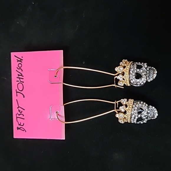 New Vintage! BETSEY JOHNSON Dark Shadows Collection Black Skull Queen Earrings. - Picture 1 of 9